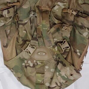 OAKLEY ICON 2.0 TACTICAL CAMO BACKPACK NEAR PERFECT MAYBE USED ONCE  RARE FIND